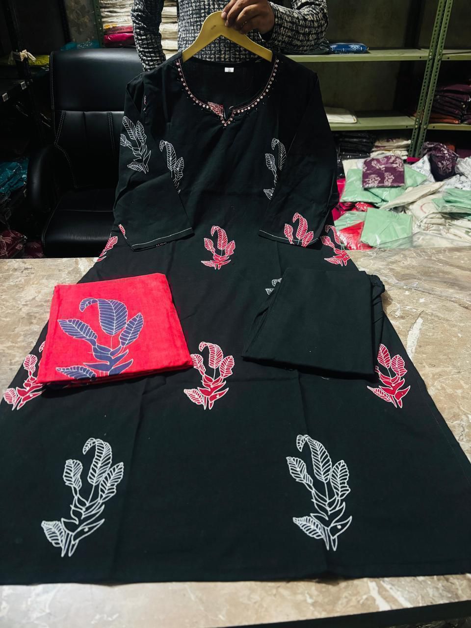 Ladies Cotton Suit - With color varients
